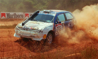 Gustavo Saba y Luis Irala, con el VW Gol GTI 2000, durante la disputa del Transchaco Rally de 1999.