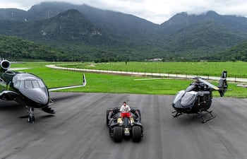 Neymar posando feliz de la vida con sus millonarios "juguetes" el Día de Reyes.