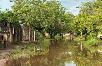 El desborde del arroyo afecta a varias familias del barrio Che La Reina de Ciudad del Este.