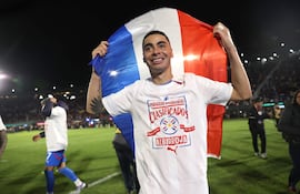 Miguel Almirón, jugador de la selección de Paraguay, celebra la clasificación al Mundial 2026 al empatar sin goles con Ecuador por la fecha 17 de las Eliminatorias Sudamericanas en el estadio Defensores del Chaco, en Asunción, Paraguay.