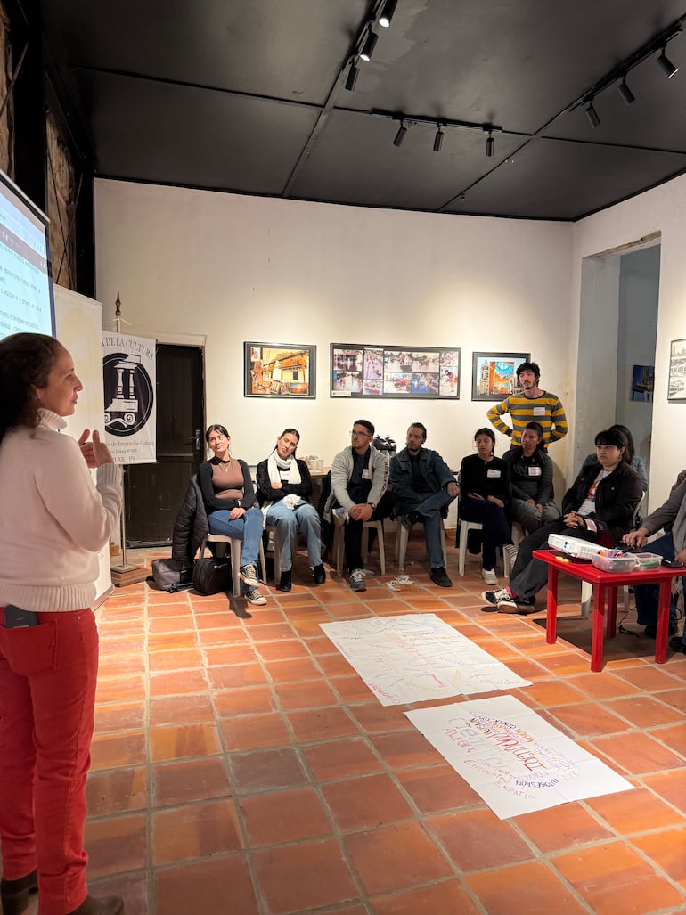 Pili Ortiz durante la presentación de la convocatoria de "Emergentes" en la ciudad de Pilar.