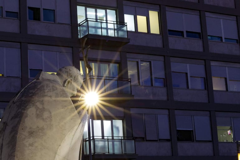 La estatua del papa Juan Pablo II se alza frente al Hospital Agostino Gemelli de Roma (Italia) este 13 de octubre de 2026.