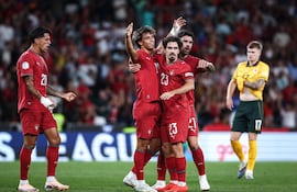 El jugador de Portugal João Félix (segundo por la izquierda) lo celebra con sus compañeros tras marcar el primer gol (1-0) durante el partido de la UEFA Nations League en Lisboa, Portugal.