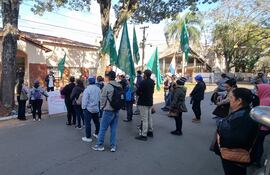 Con una manifestación frente a la Gobernación de Misiones, productores de sandía exigen una explicación sobre por qué hasta la fecha no se ha cumplido el acuerdo pactado el año pasado.