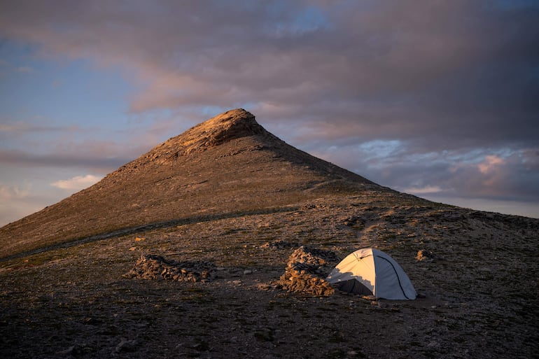 Una tienda de campaña se observa cerca del Refugio Giosos Apostolidis, en la Meseta de las Musas, en el monte Olimpo, norte de Grecia, el 6 de julio de 2026.