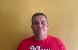 Richard Fleitas González (33) se presentó esta mañana en la Comisaría 10ma. de Asunción y se lo dio por detenido, ante la agresión que cometió contra su expareja y el actual novio de la misma, en plena avenida Mariscal López, el martes pasado.