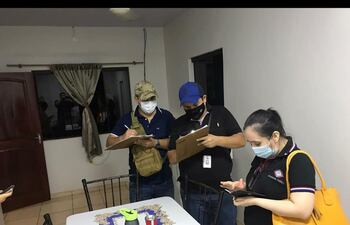 Los intervinientes en la vivienda del abogado Ángel Erico Ramírez.