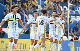 Los jugadores de Sportivo Trinidense celebran un gol en el partido frente a Sportivo Luqueño por la fecha 2 del torneo Clausura 2026 de la Primera División de Paraguay en el estadio Luis Salinas, en Itauguá, Paraguay.