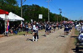 Lejos de la pelea política existente, los estudiantes se lucieron durante el desfile por el aniversario 136 de la comunidad.