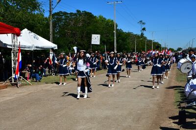 Lejos de la pelea política existente, los estudiantes se lucieron durante el desfile por el aniversario 136 de la comunidad.