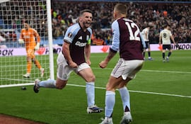 John McGinn (izq.), del Aston Villa, celebra junto a Lucas Digne (der.) tras anotar el gol (del 3-0) durante el partido de vuelta de las semifinales de la UEFA Europa League entre el Aston Villa y el Nottingham Forest, en Birmingham, Gran Bretaña.