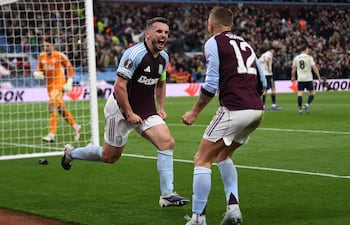 John McGinn (izq.), del Aston Villa, celebra junto a Lucas Digne (der.) tras anotar el gol (del 3-0) durante el partido de vuelta de las semifinales de la UEFA Europa League entre el Aston Villa y el Nottingham Forest, en Birmingham, Gran Bretaña.