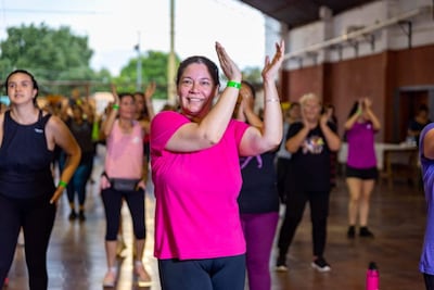 Un grupo de mujeres realiza zumba.