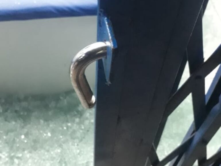 Los desconocidos cortaron el candado y luego rompieron el blindex.