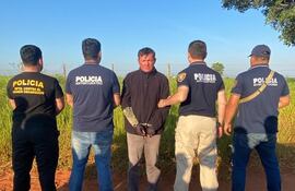 Uno de los detenidos (centro) en el caso de extorsión a un poblador de J. Eulogio Estigarribia. (gentileza).