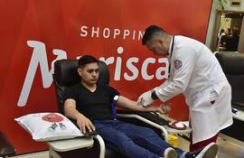 Un joven donando sangre en el Shopping Mariscal, en el marco de la campaña “Remángate por la vida”.