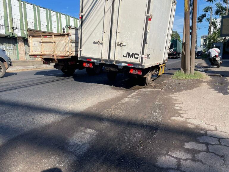Camiones se tambalean al caer en los enormes pozos en  Eusebio Ayala casi Jow Von Sastrow, Asunción.