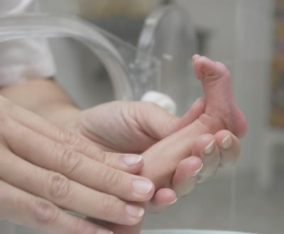 Bebé prematuro en incubadora.