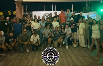 Foto grupal de los protagonistas del certamen de la mencionada asociación, quienes fueron premiados por la última fecha en Puerto Obligado y por el campeonato 2025.