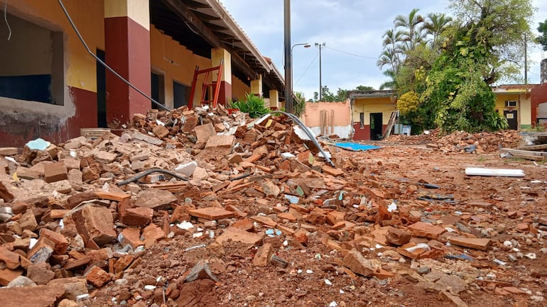 El predio de la escuela Francisco Caballero Alvarez actualmente está en medio de un caos; en el lugar están esparcidos escombros, pupitres, mesas, sillas, junto a materiales para la nueva refacción.