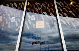 La bandera de Canadá flamea a media asta en señal de luto por los niños indígenas fallecidos bajo tutela de las escuelas de la iglesia Católica. (AFP)