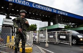 Un soldado colombiano desplegado en Cúcuta vigila el cruce fronterizo con Venezuela, el 3 de enero de 2026, después de que las fuerzas estadounidenses capturaran al líder venezolano Nicolás Maduro tras lanzar un ataque a gran escala contra el país sudamericano.