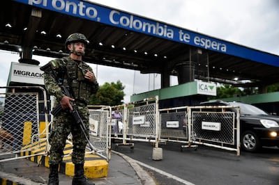 Un soldado colombiano desplegado en Cúcuta vigila el cruce fronterizo con Venezuela, el 3 de enero de 2026, después de que las fuerzas estadounidenses capturaran al líder venezolano Nicolás Maduro tras lanzar un ataque a gran escala contra el país sudamericano.