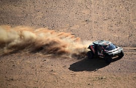 Nasser Al-Attiyah y Fabian Lurquin (Dacia Sandriders) durante la disputa de la etapa 5, que unió Al-Ula y Ha´il, de esta 48ª edición.