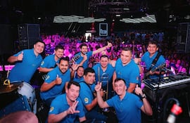 La Banda Show 25 se encuentra de gira por Europa ofreciendo alegria en los escenarios a través de la música paraguaya y de otros ritmos