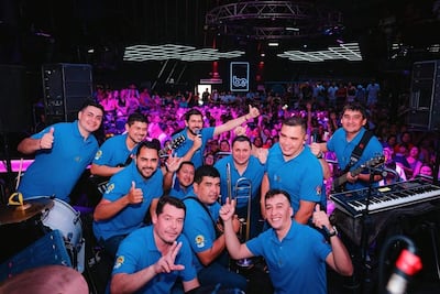 La Banda Show 25 se encuentra de gira por Europa ofreciendo alegria en los escenarios a través de la música paraguaya y de otros ritmos