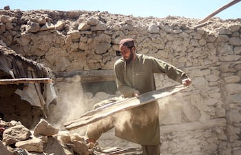Un hombre retira escombros de una casa destruida por un bombardeo paquistaní en la localidad de Barolo, en la provincia afgana de Kunar.