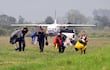 Momento en que el hijo de Cartes, Juampi (1º der.), regresa luego del salto realizado ayer desde C-212 de la Fuerza Aérea.