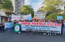 Personal de blanco del Hospital Pediátrico Acosta Ñu cerró la calle frente al Ministerio de Salud.
