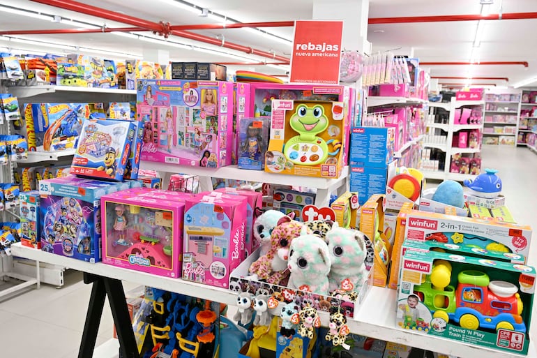 Tienda de juguetes con estantes llenos de productos variados, destacando juguetes de diversas marcas en un ambiente iluminado.
