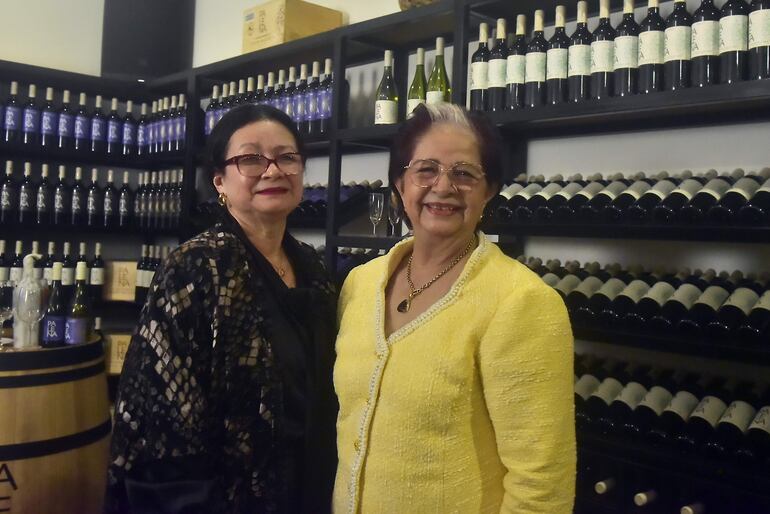 Ángela Riveros junto con Rosa Bella Cáceres.