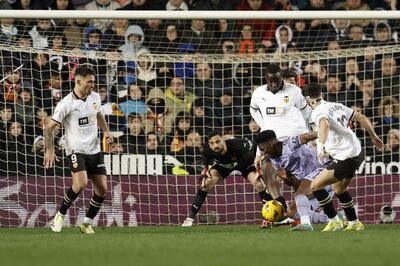 El defensa francés del Valencia Mouctar Diakhaby (2d) momentos antes de caer lesionado ante el defensa francés del Real Madrid Aurelien Tchouameni (3d) durante el partido correspondiente a la jornada 27 de Primera División que Valencia y Real Madrid disputan hoy sábado en el estadio de Mestalla, en Valencia.