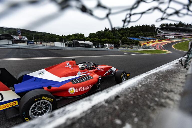 El monoplaza de Joshua Duerksen durante la clasificación de la Carrera 1 de la Fórmula 3 Regional Europea 2023 en Bélgica.