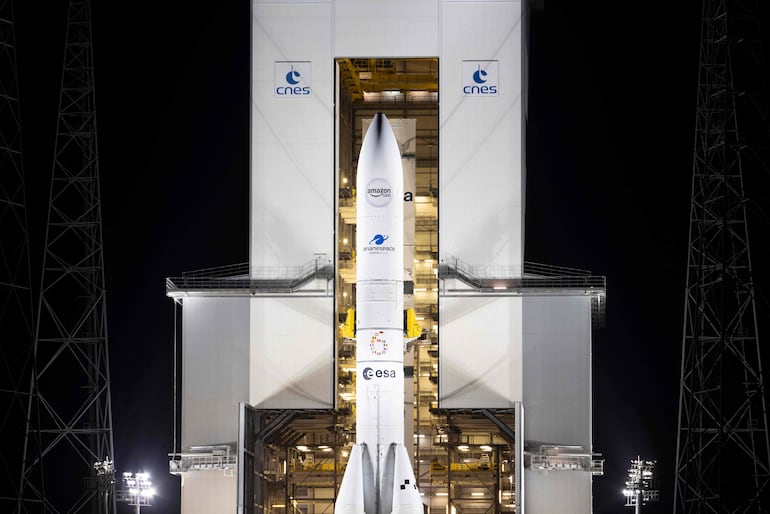 Esta fotografía muestra el cohete Ariane 6 de Arianespace, que transporta la carga útil Amazon Leo LE-02, antes de su lanzamiento como parte del vuelo VA268, en el Guiana Space Centre, en el departamento francés de ultramar de Guiana Francesa, el 30 de abril de 2026.
