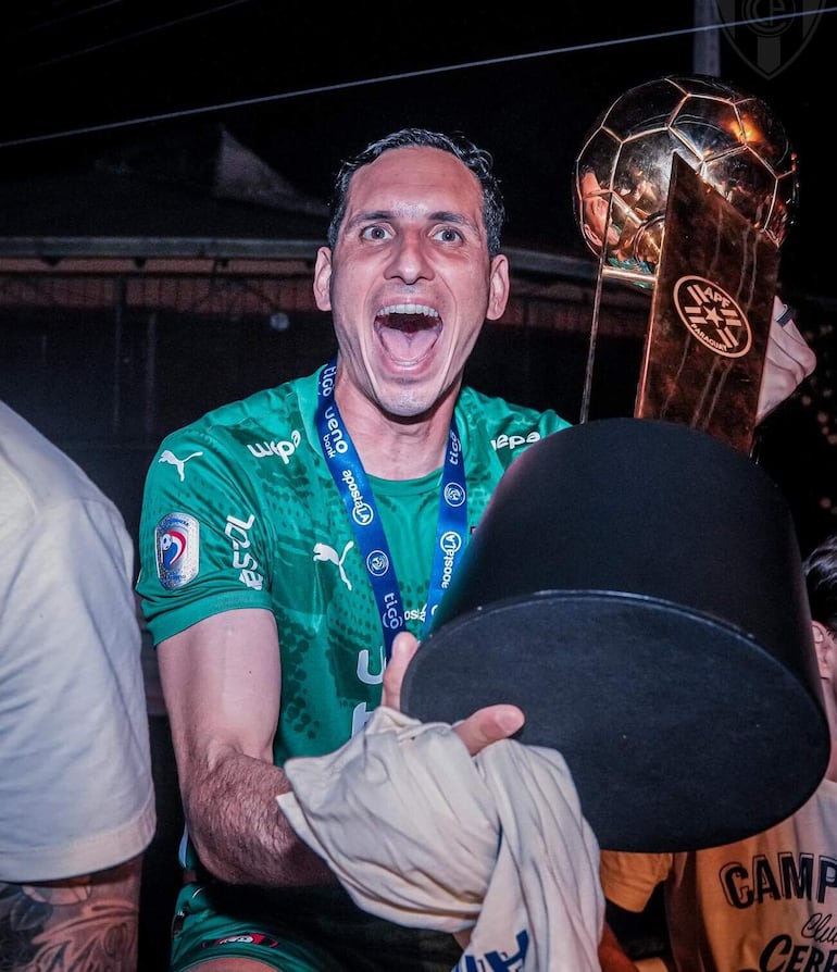 El portero Roberto Junior Fernández, sosteniendo el título del torneo Clausura 2025, conquistado por Cerro Porteño, en el que "Gatito" no logró sumar minutos.