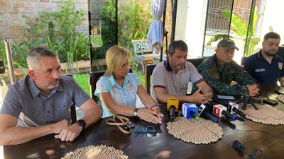 Autoridades junto a Beatriz Denis, durante una conferencia de prensa desde Concepción.