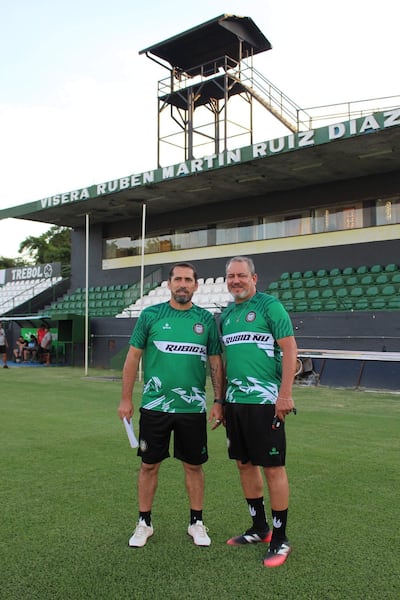 Gustavo Morínigo (izquierda), entrenador de Rubio Ñu, con su asistente Juan Daniel Cáceres.