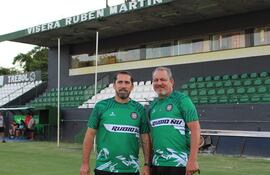 Gustavo Morínigo (izquierda), entrenador de Rubio Ñu, con su asistente Juan Daniel Cáceres.