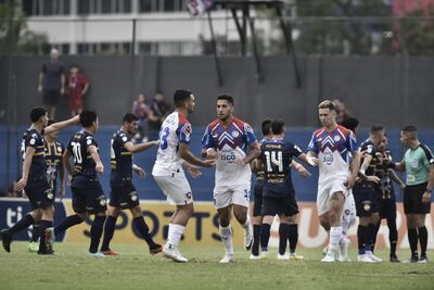 Cecilio Domínguez (10), futbolista de Cerro Porteño, festeja un gol en el partido contra Sportivo Trinidense por la jornada 16 del torneo Clausura 2023 del fútbol paraguayo en el estadio Arsenio Erico, en Asunción.