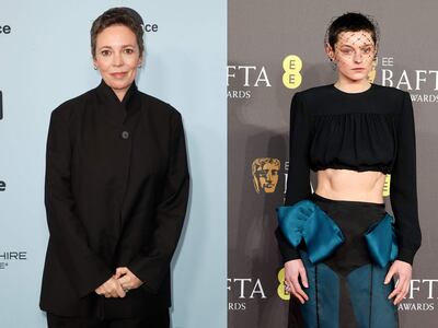 Emma Corrin y Olivia Colman.