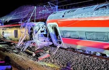 Al menos cinco muertos y varios atrapados tras descarrillar dos trenes en España.
