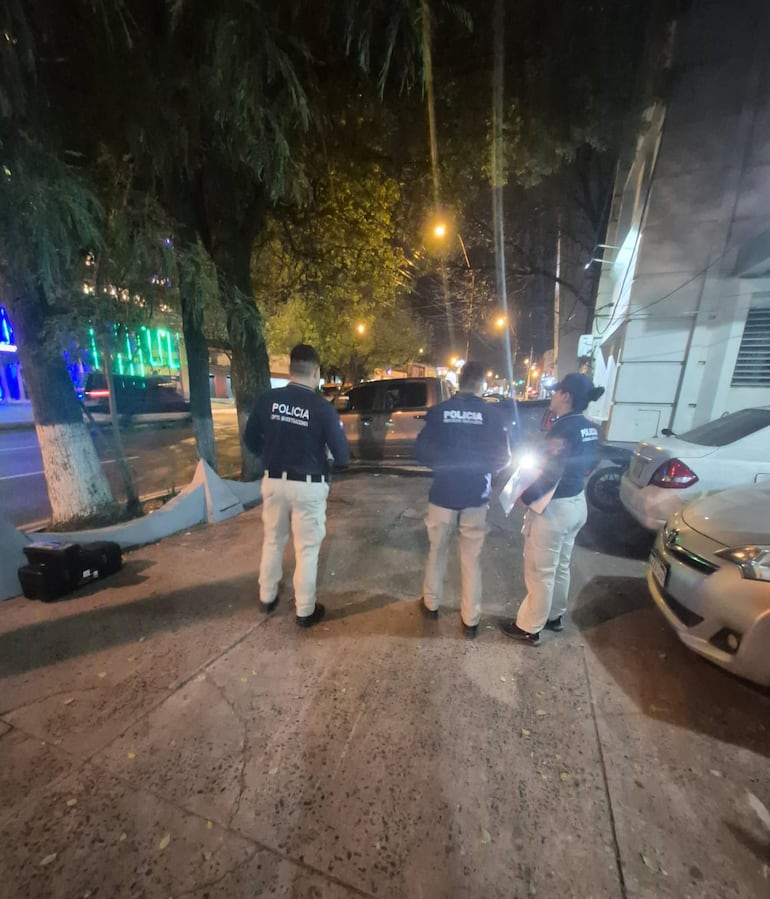 Efectivos de la Policía llegan sobre la calle Mallorquín casi Taruma, donde se produjo otro golpe de los maleantes.