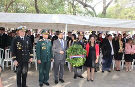 Autoridades locales y estudiantes participaron de un acto para recordar los 89 años de la firma del Tratado de Paz del Chaco entre Paraguay y Bolivia. Colocaron una corona de laureles al pie del busto del Mcal. José Félix Estigarribia.