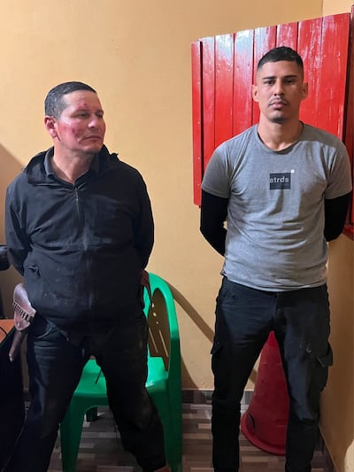 Carlos González Vázquez (con la funda de revólver en la cintura) y Juan Gabriel Aquino Noguera (remera gris), capturados en Buena Vista tras un atentado contra la Policía en San Juan Nepomuceno.