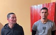 Carlos González Vázquez (con la funda de revólver en la cintura) y Juan Gabriel Aquino Noguera (remera gris), capturados en Buena Vista tras un atentado contra la Policía en San Juan Nepomuceno.