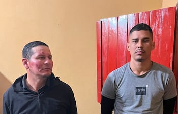 Carlos González Vázquez (con la funda de revólver en la cintura) y Juan Gabriel Aquino Noguera (remera gris), capturados en Buena Vista tras un atentado contra la Policía en San Juan Nepomuceno.